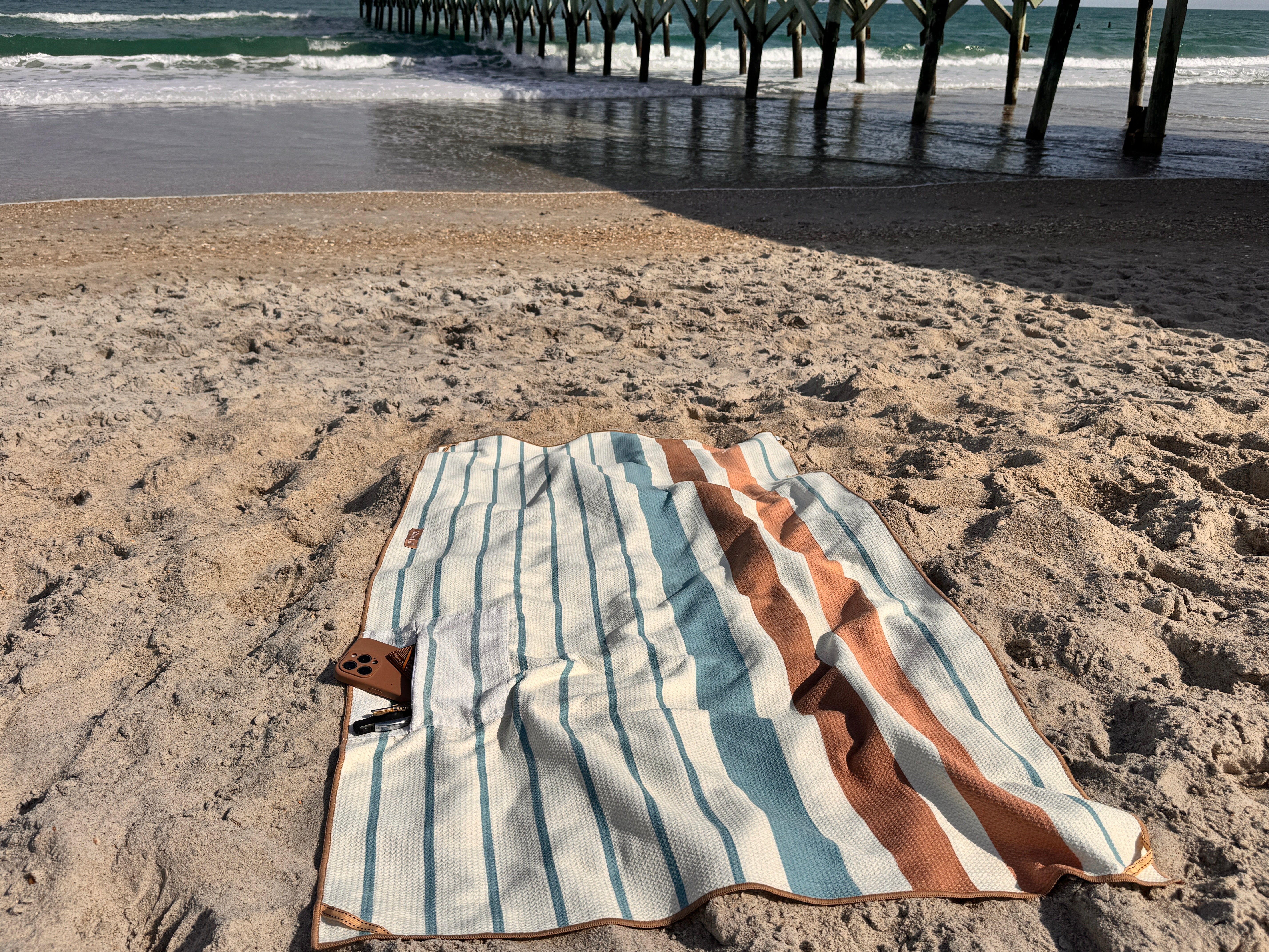 FOLLY - sand-free beach towel with hidden zipper pocket – KTTYHWK