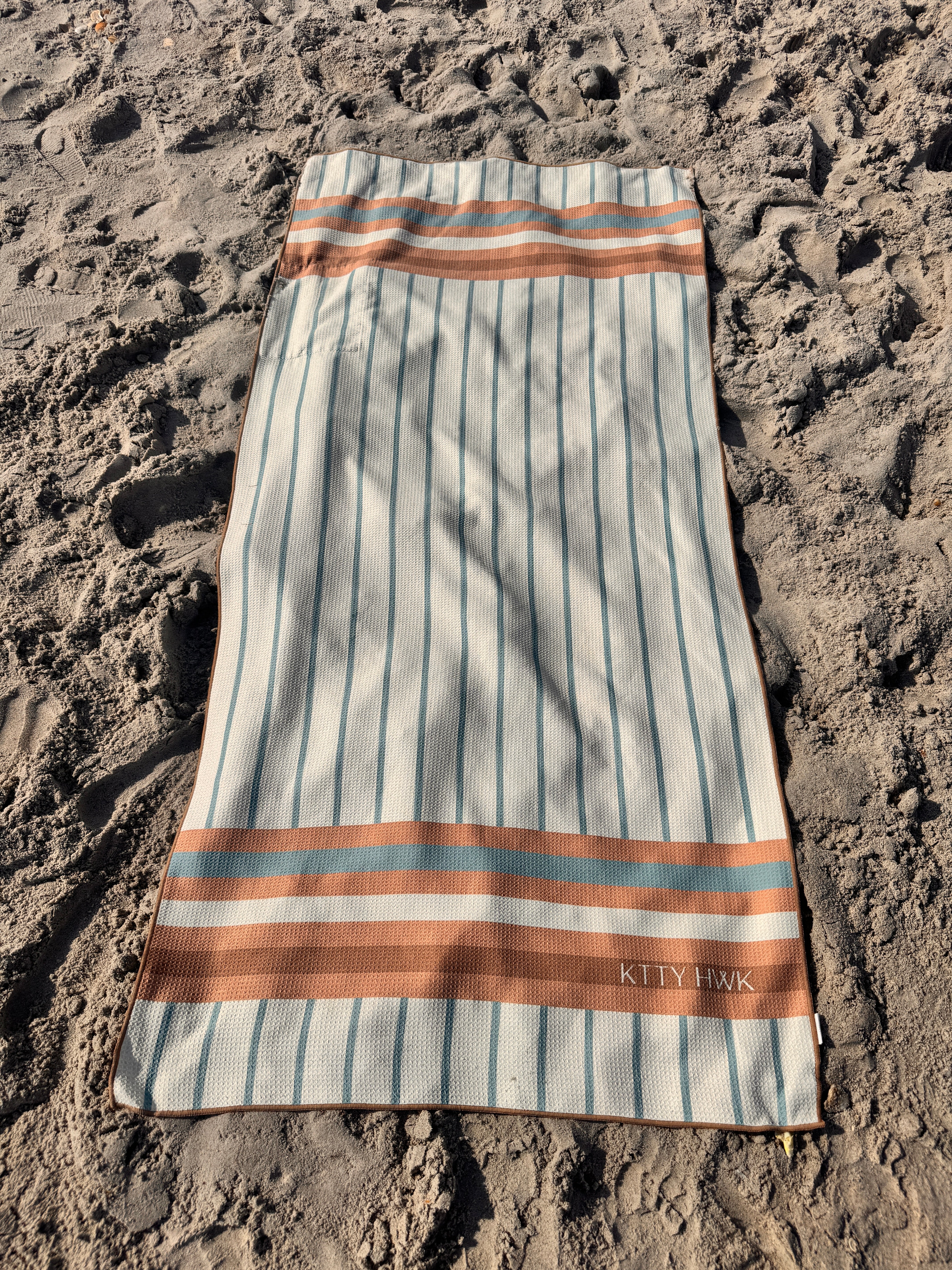 FOLLY - sand-free beach towel with hidden zipper pocket – KTTYHWK